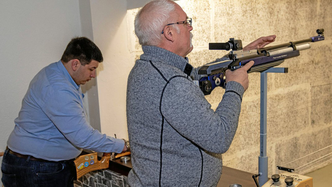 Darius Giesen und Dieter Horstkamp haben am vorösterlichen Schießen zur Eröffnung des neuen Vereinsheims der Duisserner St. Sebastianus Schützenbruderschaft teilgenommen. (WAZ-Foto: Arnulf Stoffel / FUNKE Foto Services)