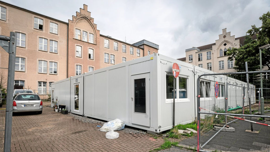 Drinnen sieht es aus wie eine normale Kita. Am Montag beginnt der Betrieb in Containern vor dem ehemaligen St. Vincenz-Hospital in Duisburg. (WAZ-Foto: Stefan Arend / FUNKE Foto Services)