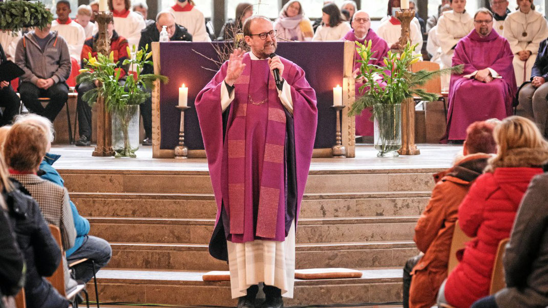 Pfarrer Andreas Brocke bei seiner Amtseinführung in der Kirche St. Joseph am Duisburger Dellplatz. An seinen ersten Duisburg-Besuch als Kind hat er positive Erinnerungen. (WAZ-Foto: Stefan Arend / FUNKE Foto Services)