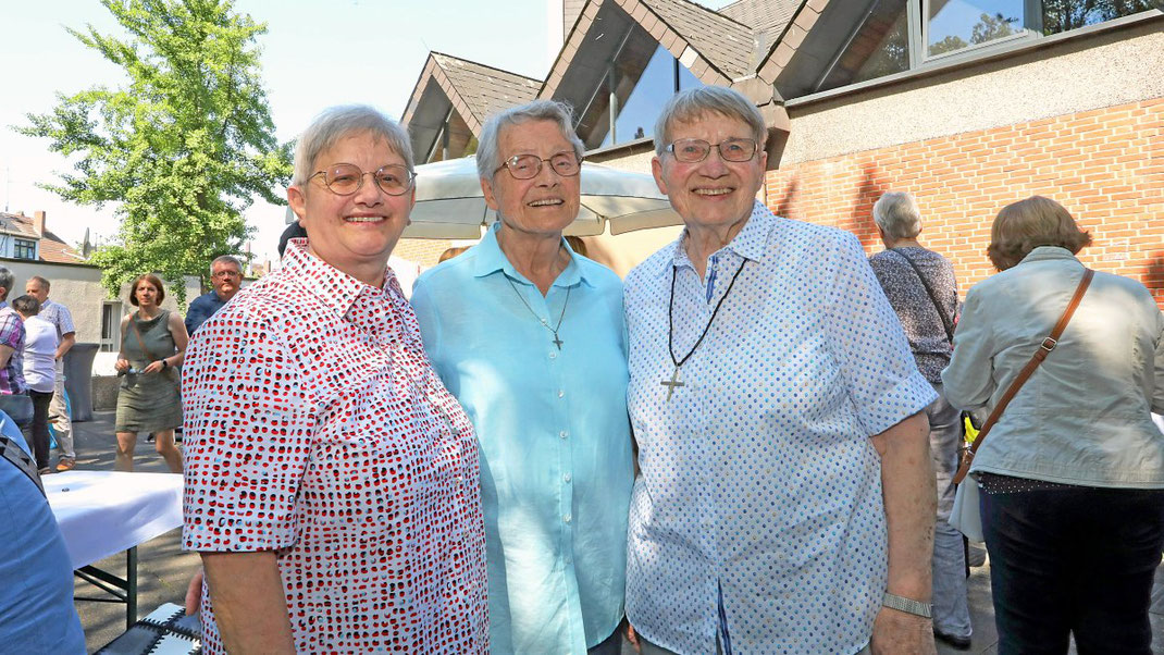 Der Abschied wurde sehr emotional: Schwester Martina, Schwester Stephani und Schwester Monika verabschieden sich aus Duisburg-Hochfeld. (WAZ-Foto: Frank Oppitz / FUNKE Foto Services)