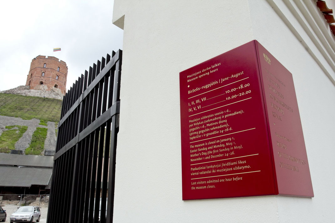 Valdovų rūmų detalėms, informaciniams stendams ir lentelėms naudotas akrilinis akmuo Corian
