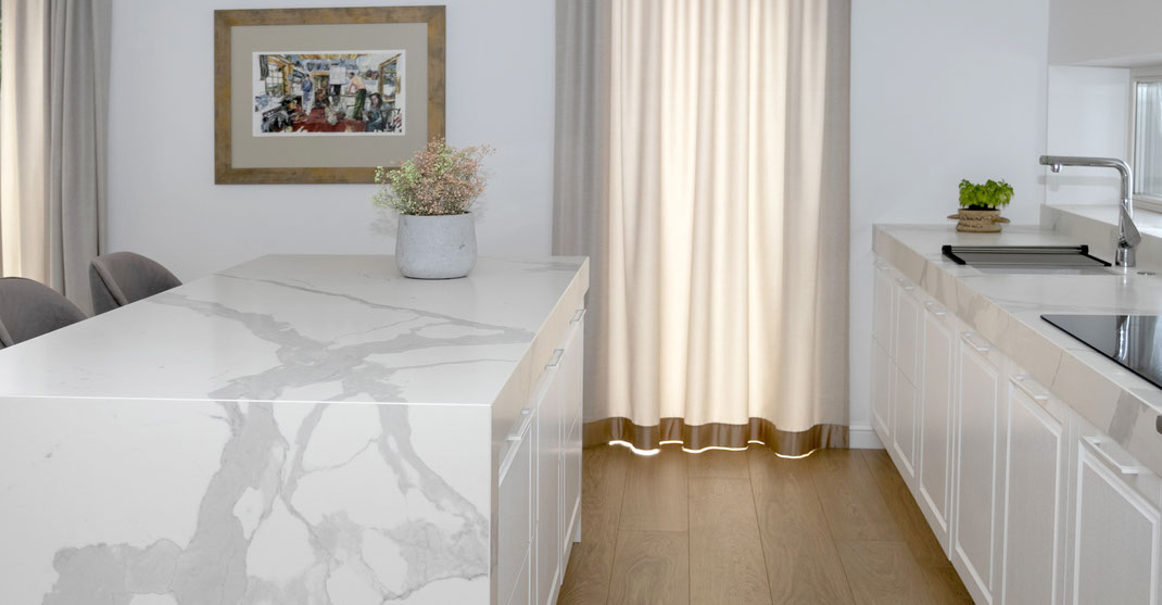 Kitchen countertop and kitchen island decorated with Laminam ceramic