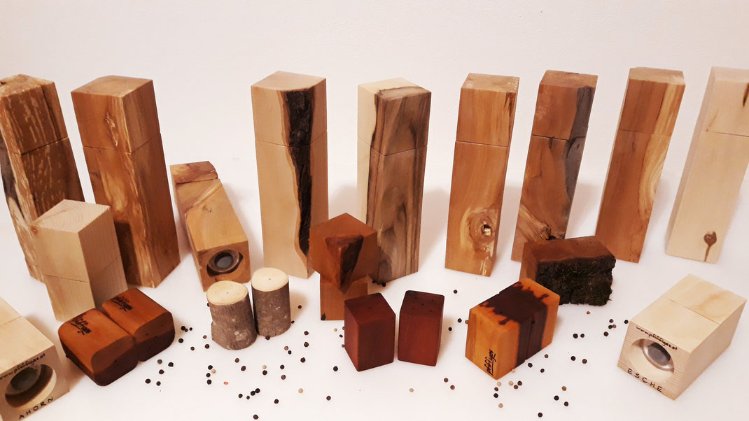 Eckige Pfeffermühlen und Salzmühlen aus Holz, Square pepper mills and salt mills made of wood