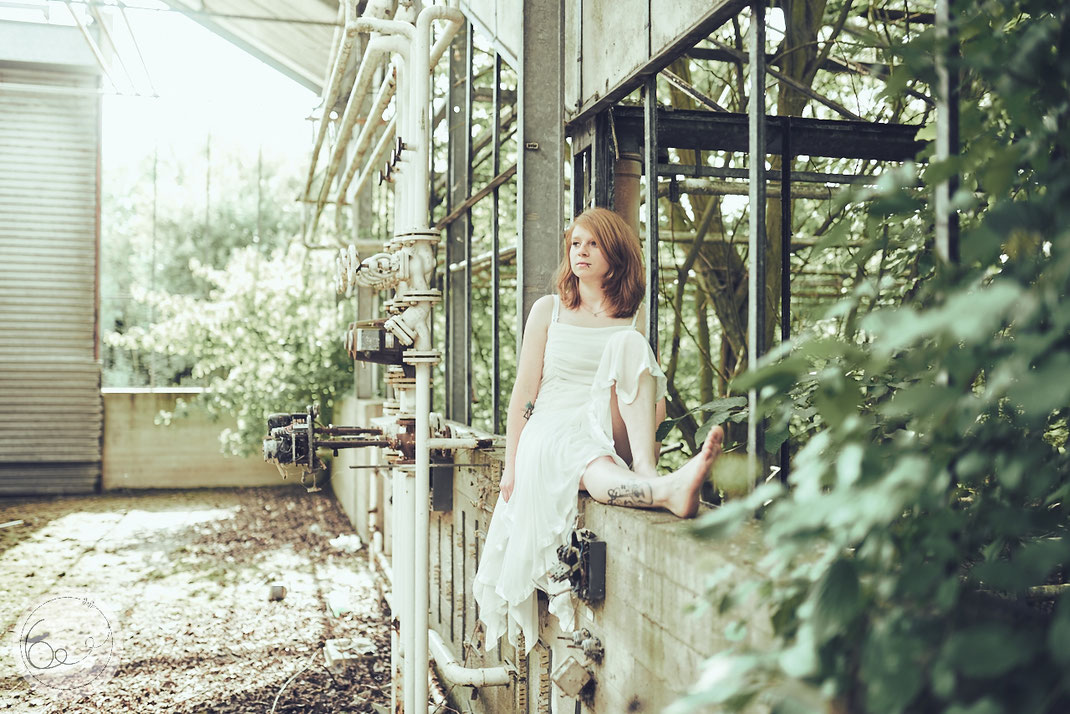 Lost-place-Portrait-Gärtnerei-rote-Haare-Frau