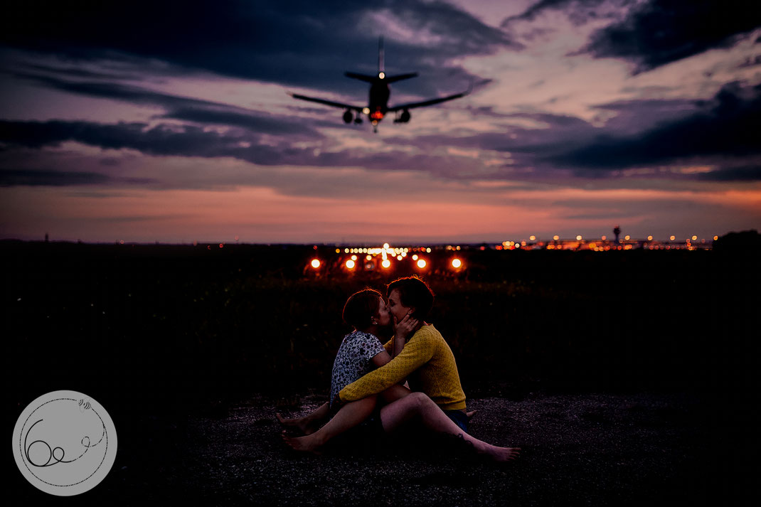 Portrait-lifestyle-Frauenliebe-Paar-Sonennuntergang-Flughafen-Liebe