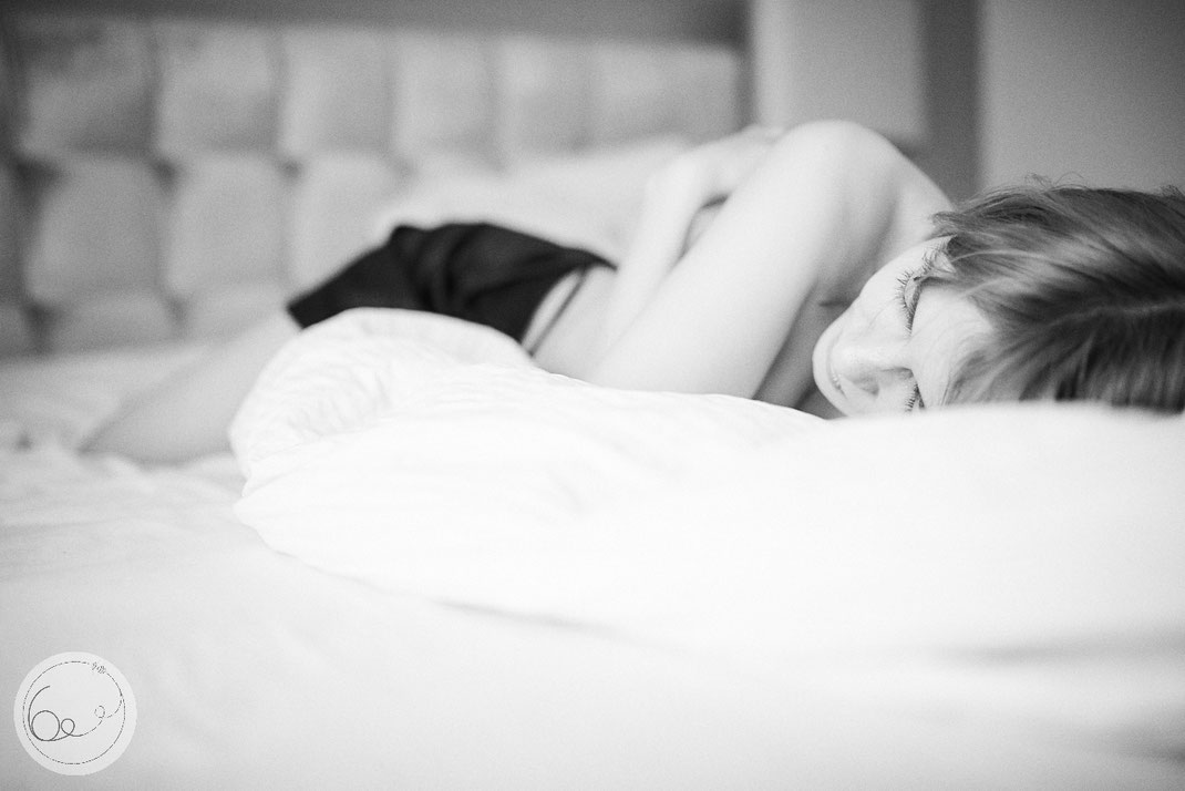 Boudoir-Akt-nackt-zuhause-Frau-Dessous
