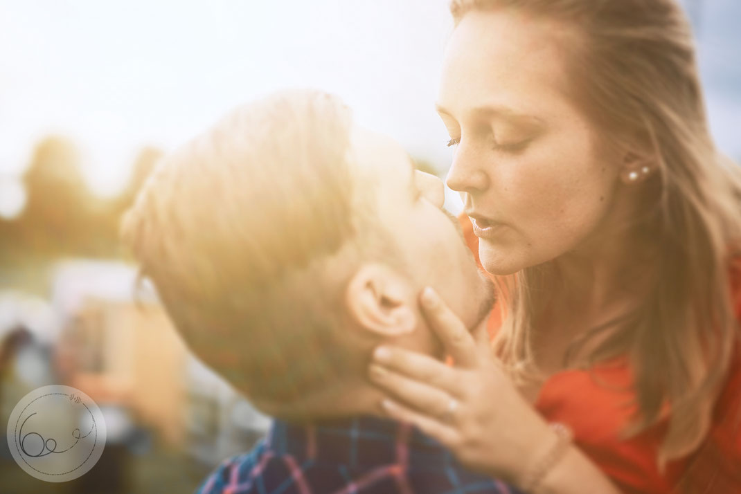 Portrait-lifestyle-engagement-sunset-kiss-verliebt