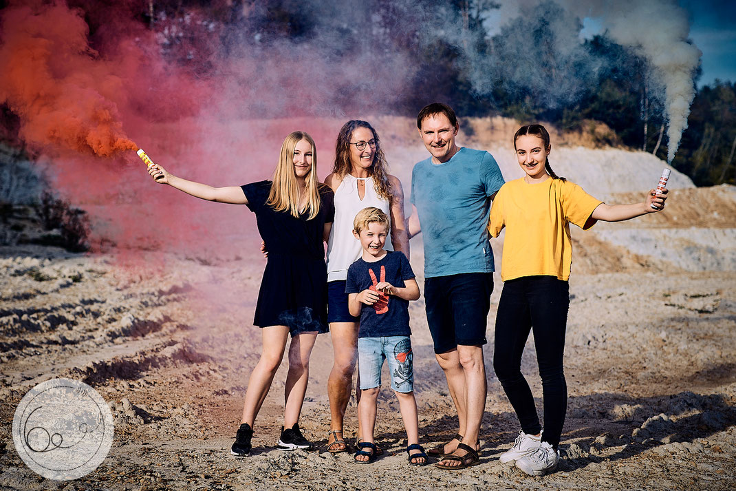 Portrait-lifestyle-Familie-Kinder-Rauchfackeln