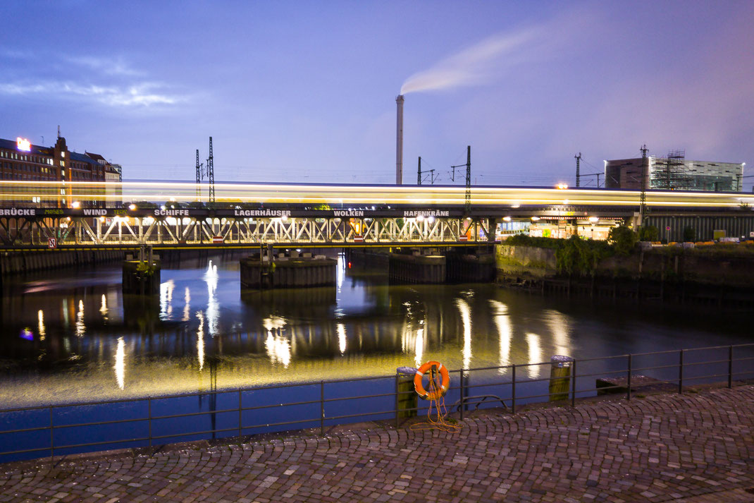 Lichtstreifen auf einer Eisenbahnbrücke, Langzeitbelichtung