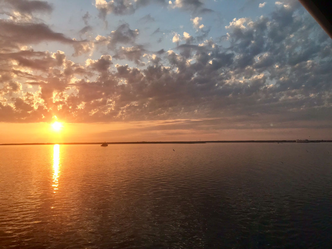 We keken naar de zonsondergang vanaf de veerboot op onze overtocht terug naar Den Helder