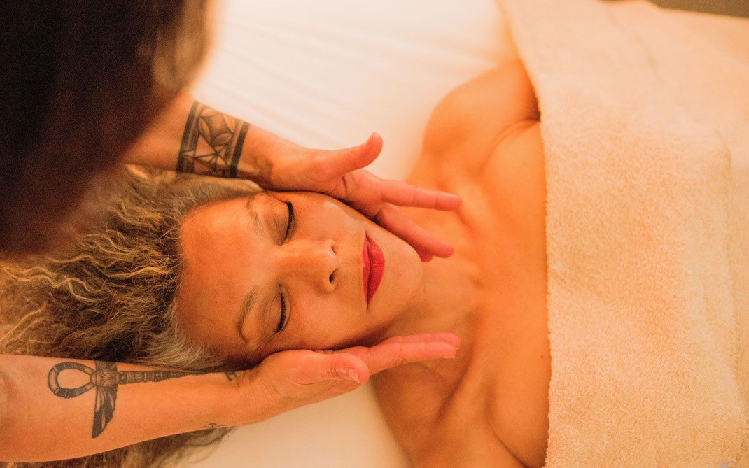 Nathalie Trigaud réalisant un massage Kobido au Cocon de Baya à Alairac près de Carcassonne.