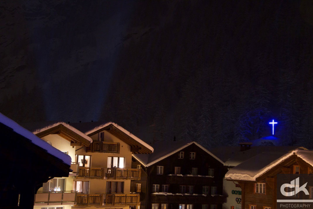 Schneefall in Saas Almagell bei Nacht