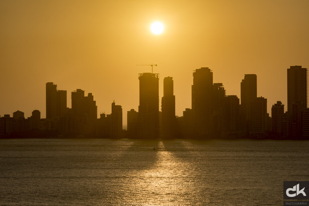 langsam senkt sich die Sonne über der Neustadt von Cartagena
