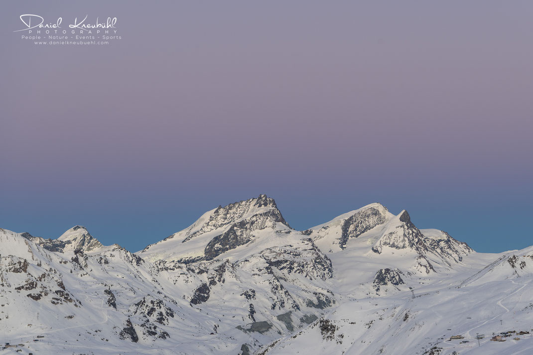 Allalinhorn, Rimpischhorn, Strahlhorn, Sonne, Sonnenuntergang, blaue Stunde, Abendrot, 4478m, Zermatt, Wallis, Schweiz, Switzerland, www.danielkneubuehl.com, Photographer/Fotograf: Daniel Kneubühl