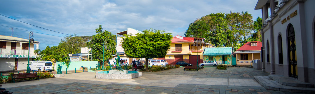 Plaza del ayuntamiento de Sainte Rose - en la serie de la derecha el «Palacio de Justicia», el ayuntamiento de Sainte Rose © Guillaume Aricique 2017, Comité du Tourisme des Îles de la Guadeloupe CTIG 