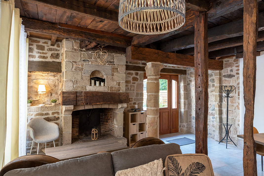 maison de charme beaulieu airbnb gite tourisme pierre cheminée poutre bois