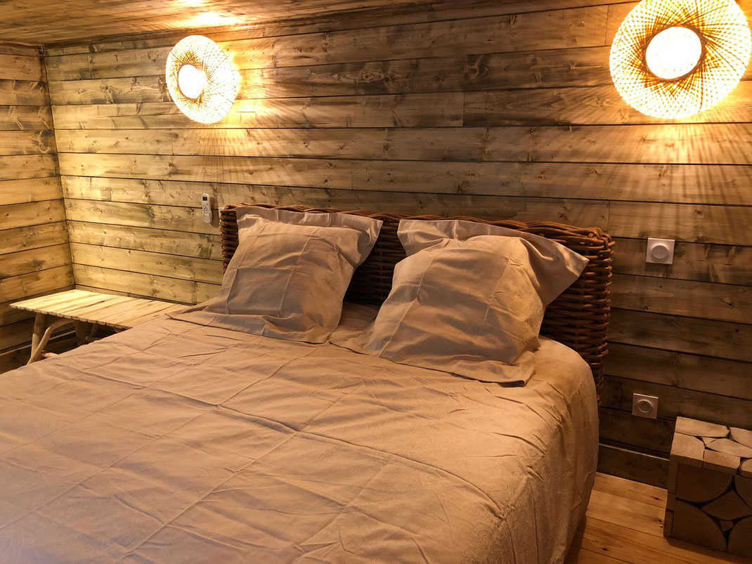 cabane bois noix spa tête de lit osier chalet ambiance nature chambre
