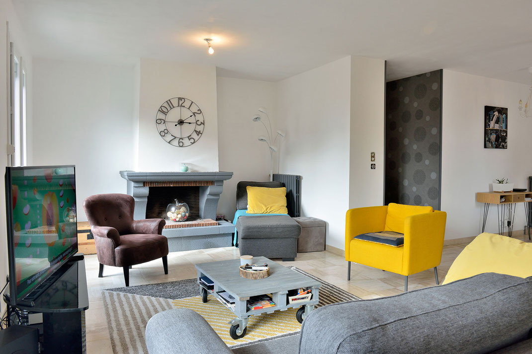 achat maison relooking decoration architecte d'intérieur fauteuil jaune contemporain canapé gris