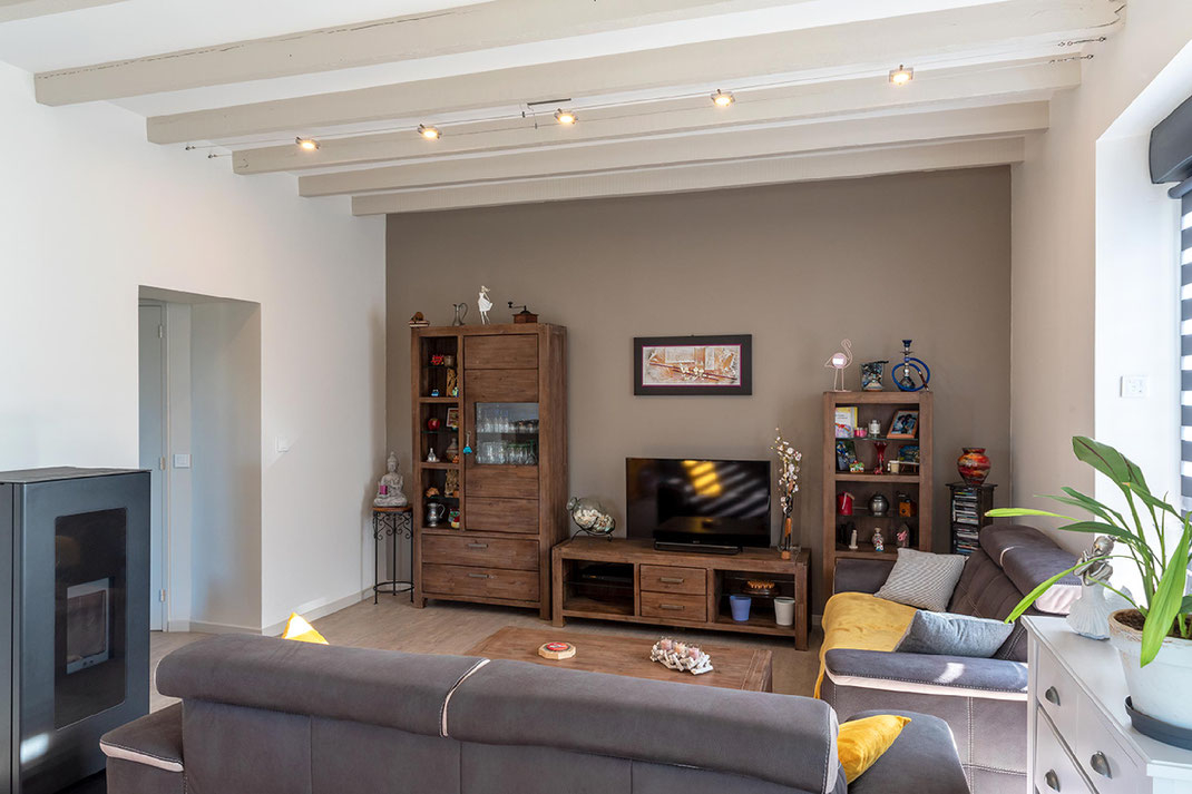 meubles bois appartement maison relooking plafond bois blanc gris taupe jaune