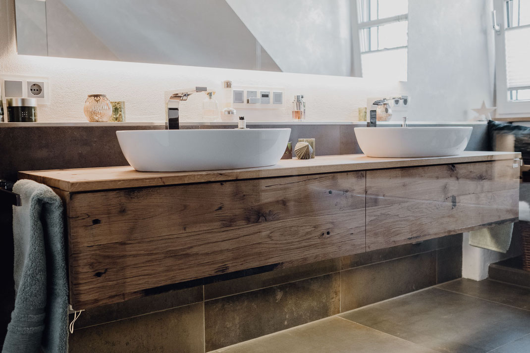 MÖBELLOFT Waschtisch aus massivem Holz in einem modernen Badezimmerdesign