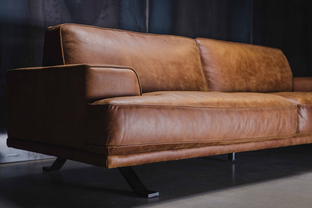 MÖBELLOFT Maybach Designersofa Sofa mit Cognac Vintage Leder für moderne Einrichtung in Wohnzimmer Foyer Büroeinrichtung und Restauranteinrichtung