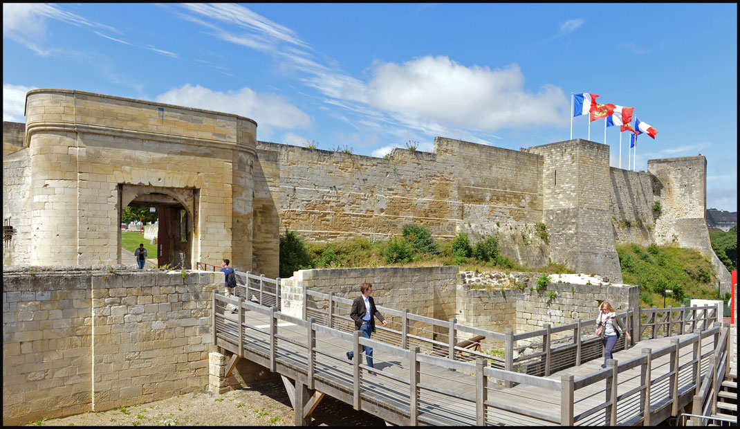 Menschen laufen über einen hölzernen Steg zum Château de Caen. 