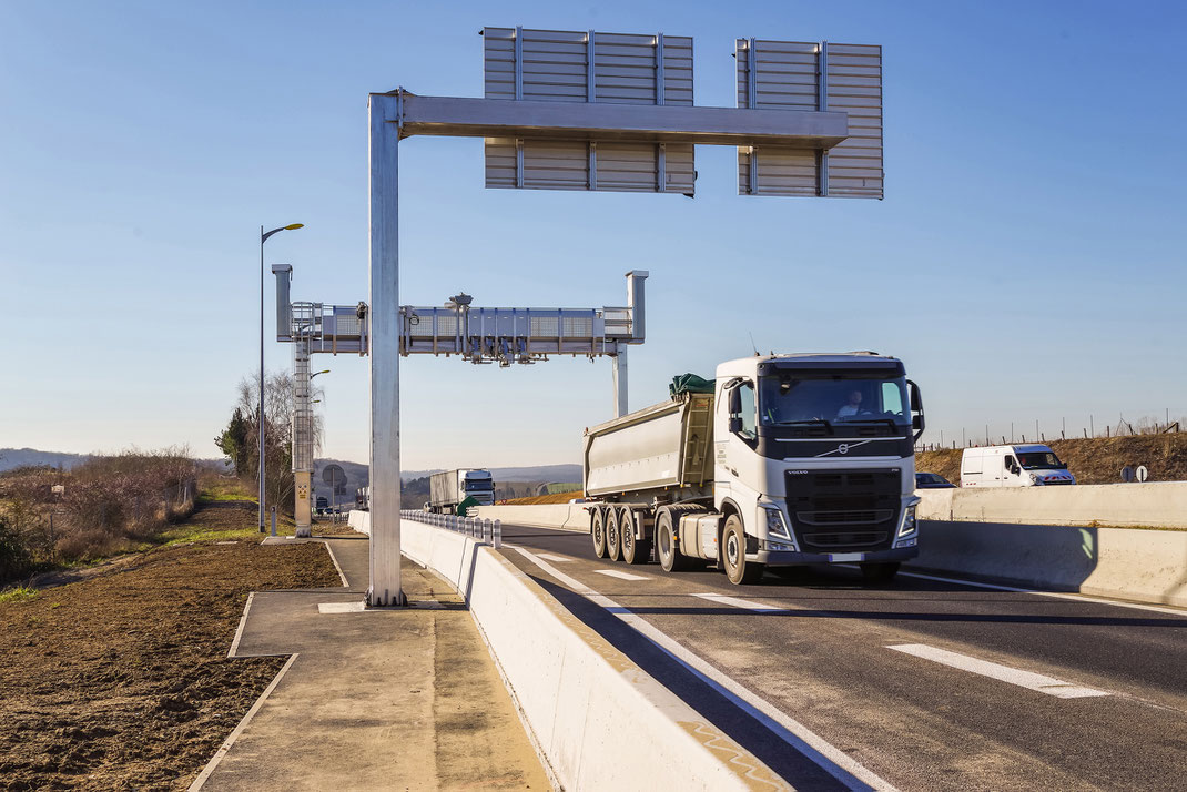 Ein LKW fährt unter einer Mautbrücke in Frankreich durch. 
