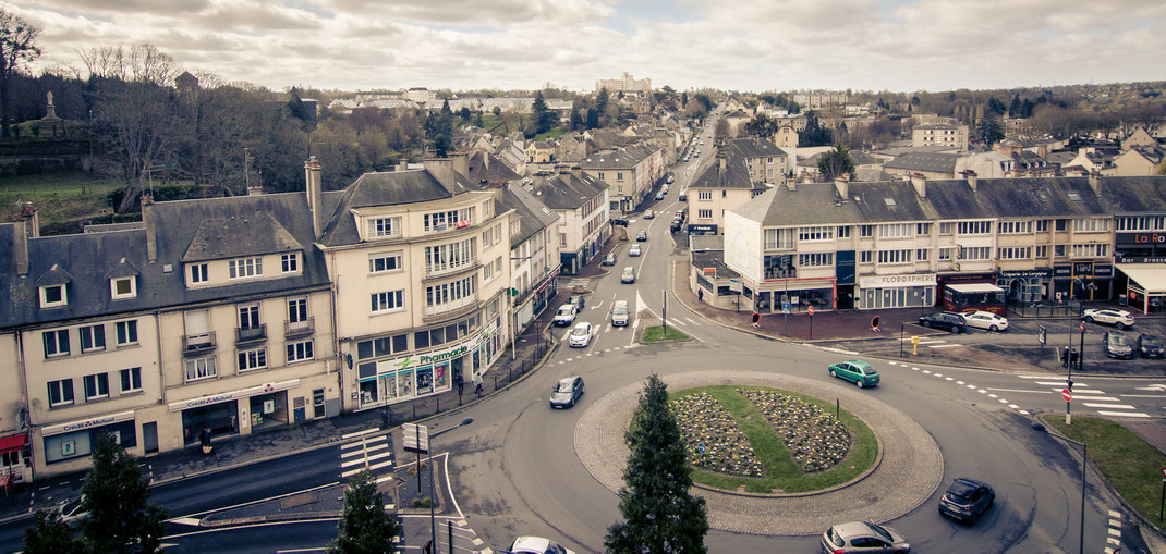 Einfallstraße von Saint Lô in der Normandie bis an den Fuß der Stadtbefestigung