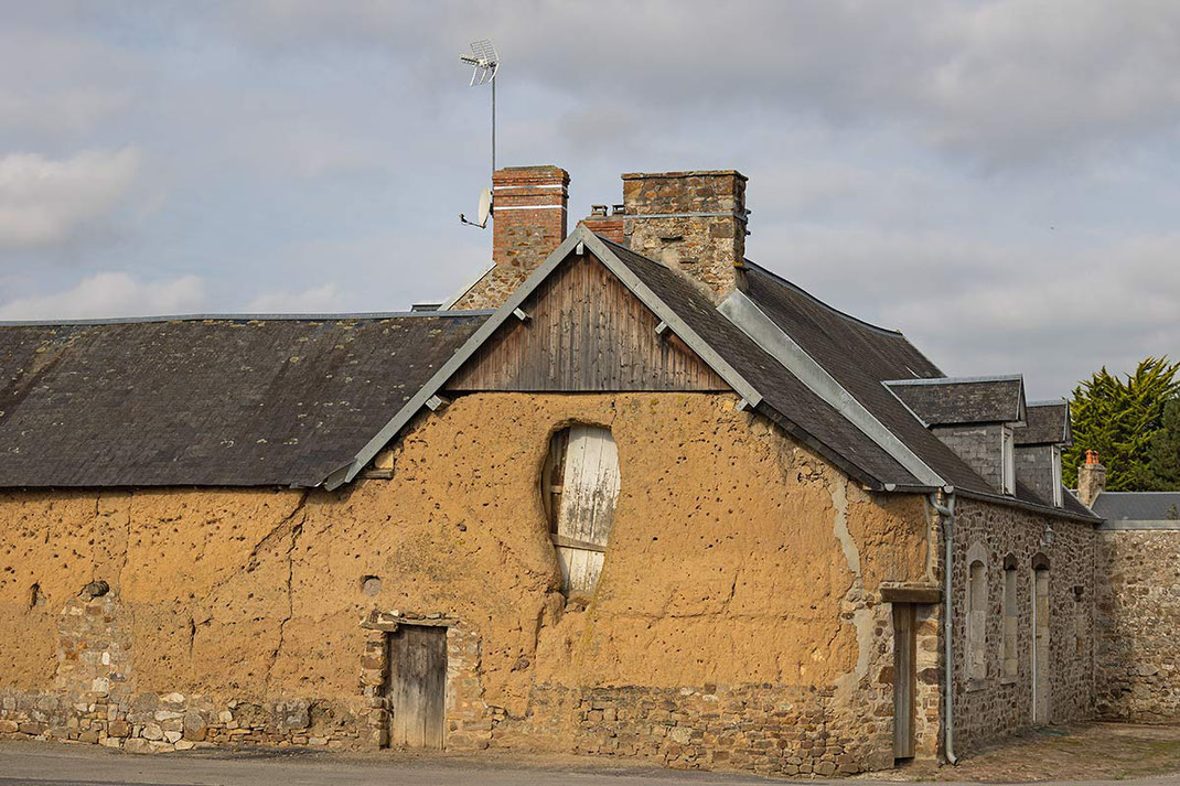 Lehmhaus in den Marais du Cotentin in der Normandie