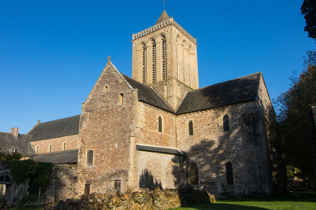 Die Sonne scheint auf die Klosterkirche der Abbaye de la Lucerne in der Manche, Normandie.