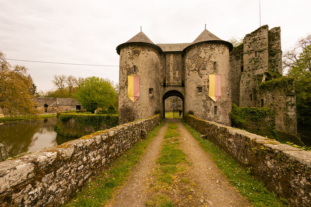 Ein altes Schloss mit wehrhaften Türmen in der Nähe von Granville in der Normandie.