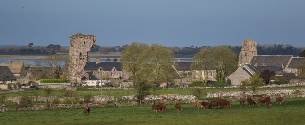 Regneville-sur-Mer in der Basse-Normandie, Blick vom Hügel über den Ort bis in den Havre