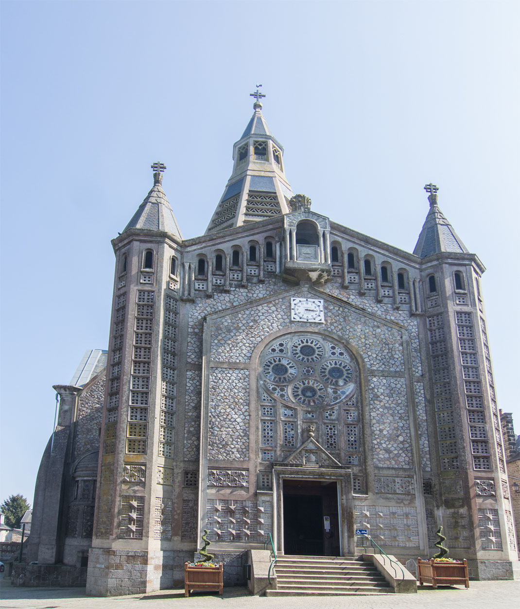 Die Kirche Église Saint Julien in Domfront in der Normandie.