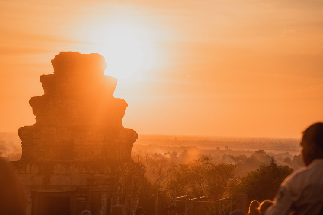 吴哥 Phom Bakheng 寺的日落。