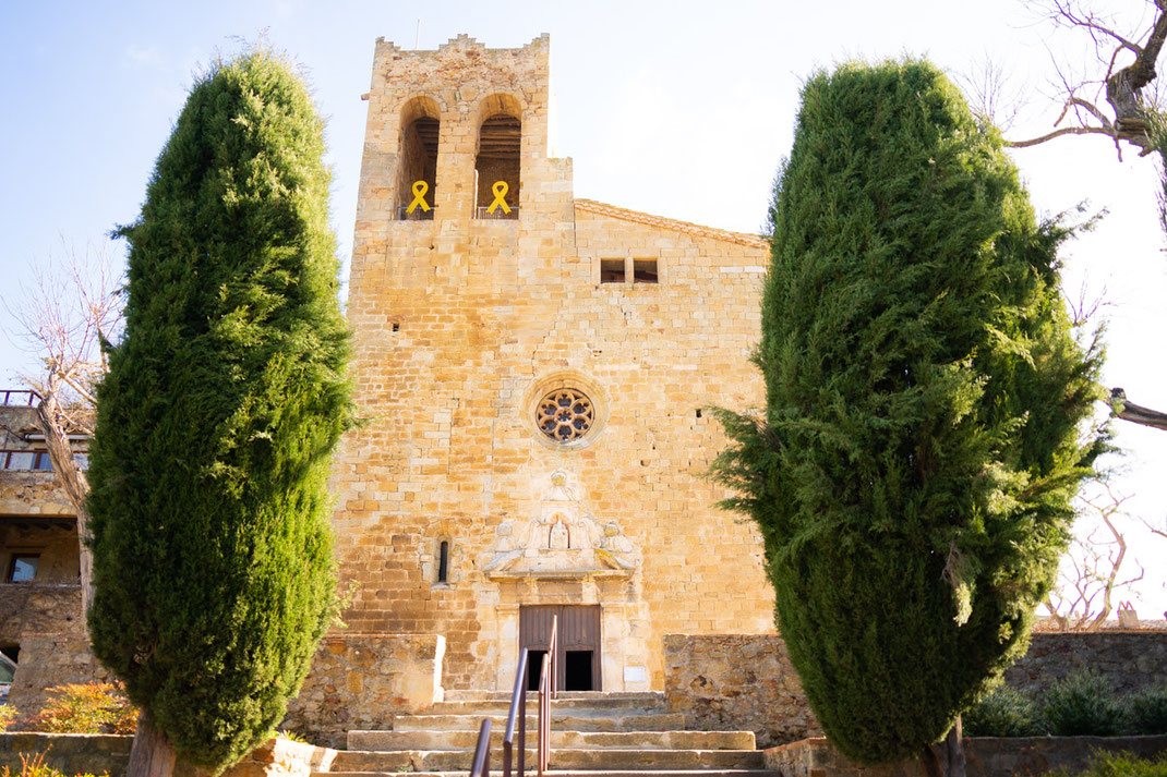 Die alte Kirche im Dorf Pals in der Region Katalonien.