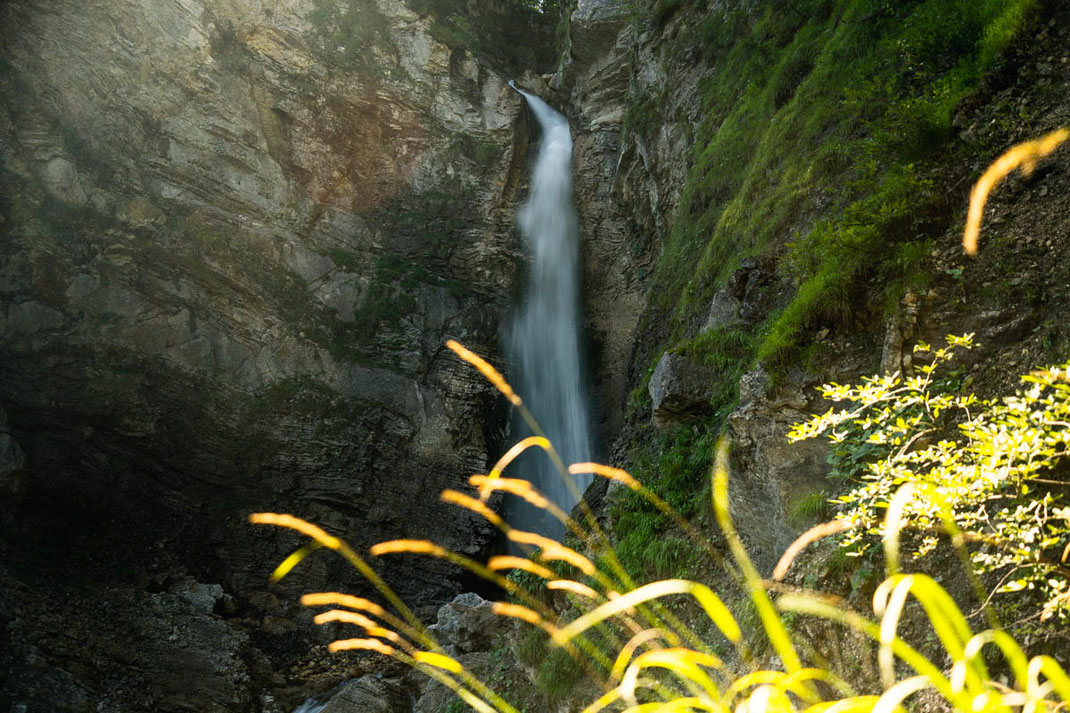 Langzeitbelichtung des unteren Martulek Wasserfalls mit Gas und Bäumen im Vordergrund.