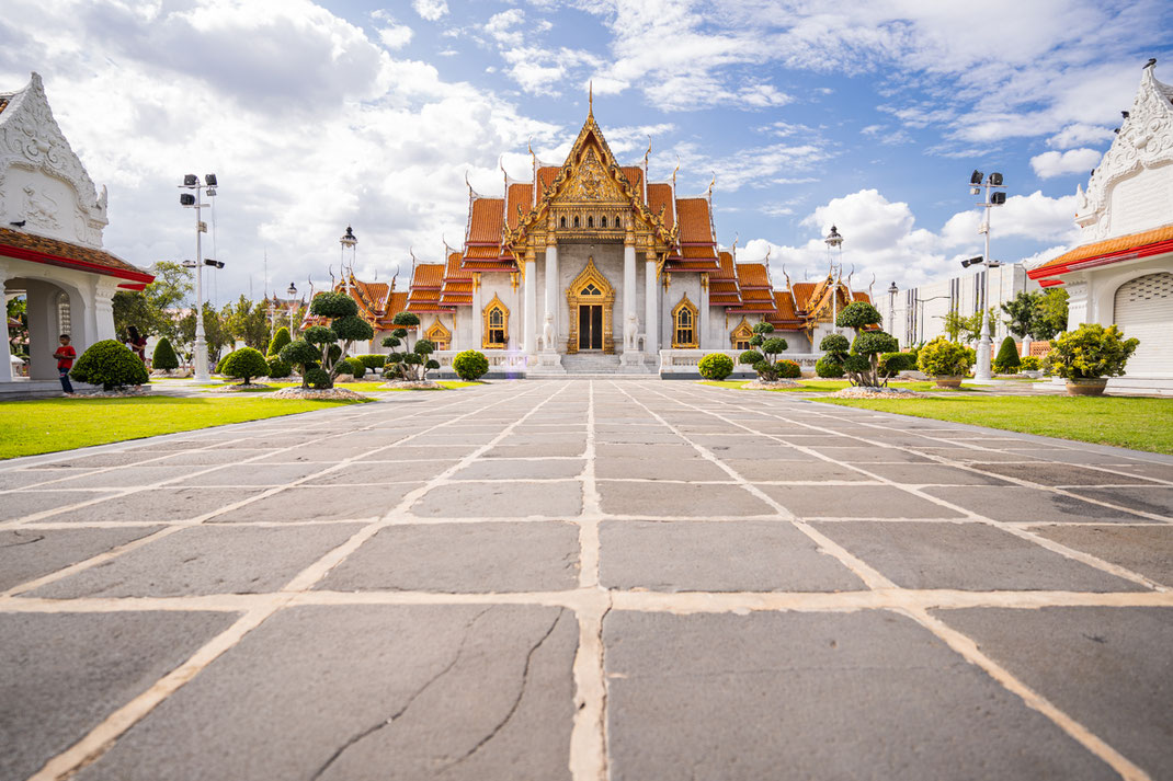 The symmetrical entrance area of War Ben in Bangkok leads directly to the temple.