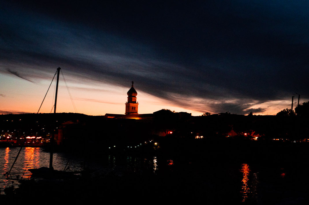 Die Stadt Krk bei Sonnenuntergang.