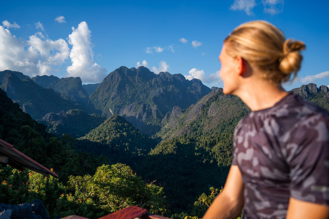 Un homme contemple le panorama autour de Vang Vieng.