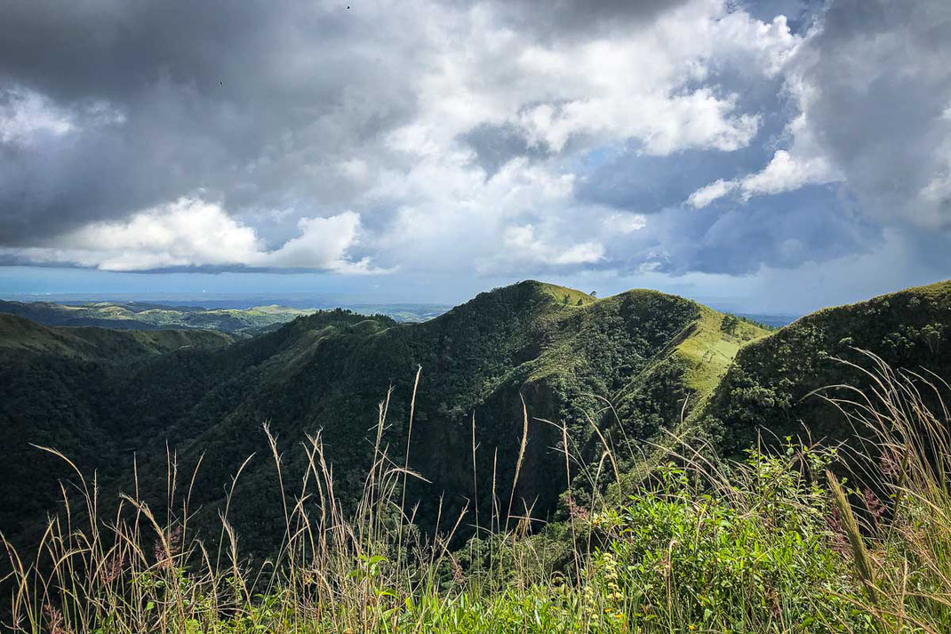 Vue du Cerro Cara Iguna sur le paysage environnant.