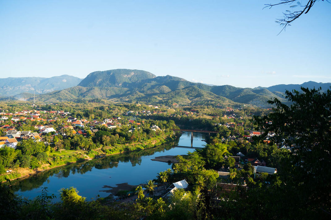 Vue du mont Phou Si sur la région environnante et la ville de Luang Prabang.