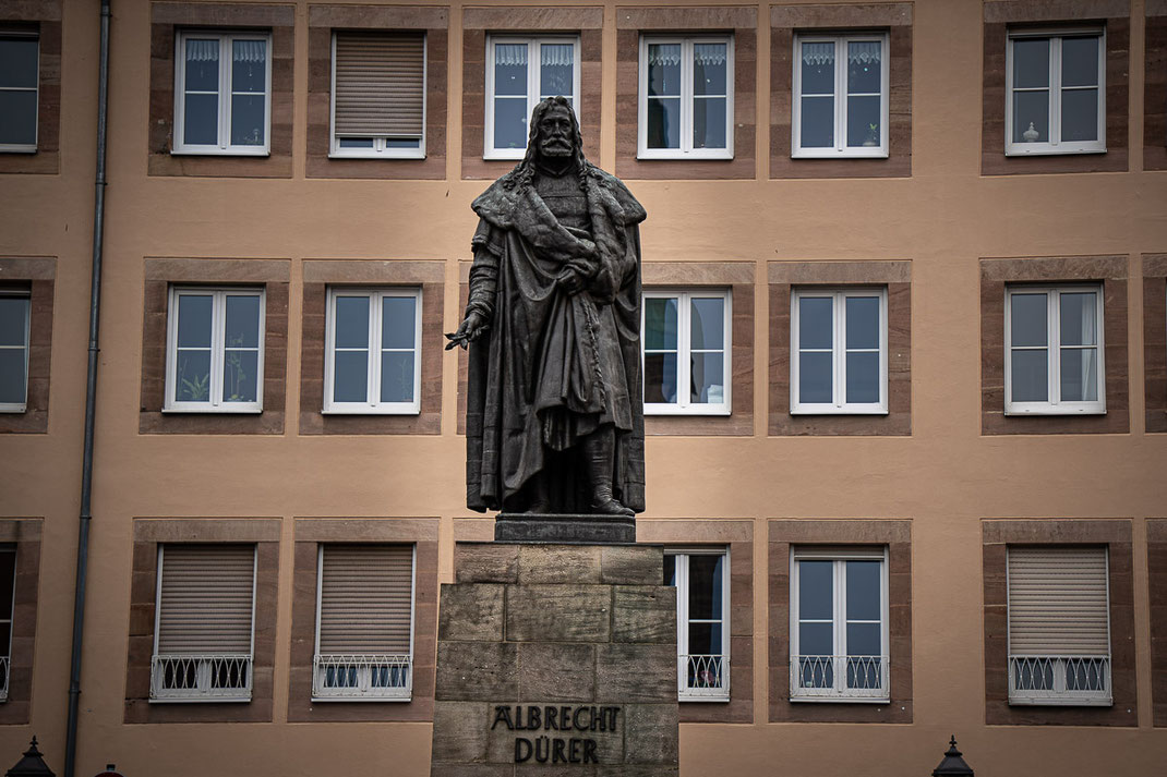 Statue von Albrecht Dürer im Zentrum der Altstadt.