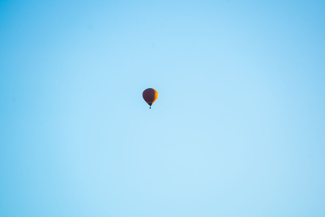 拍摄彩色热气球，背景为蓝天。