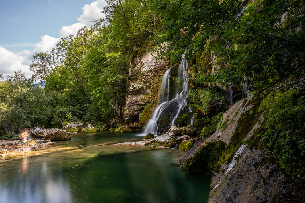 Langzeitbelichtung des felsigen Virje Wasserfall und dem Wasserbecken.