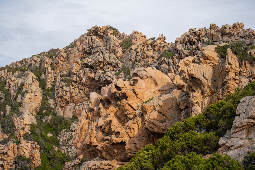 Skurril geformte Felsen entlang eines Wanderwegs an der Costa Paradiso.