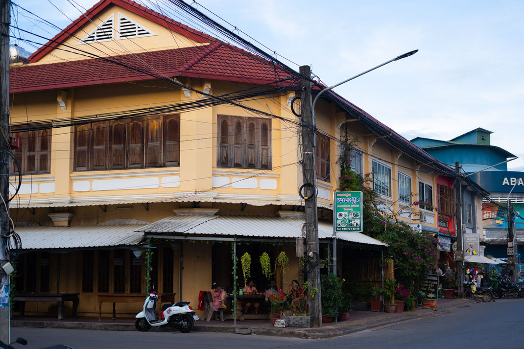 El casco antiguo de Kampot durante el día.