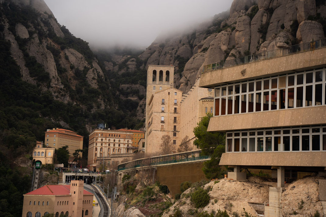 Die gesamte Klosteranlage am Berg Montserrat in Spanien.