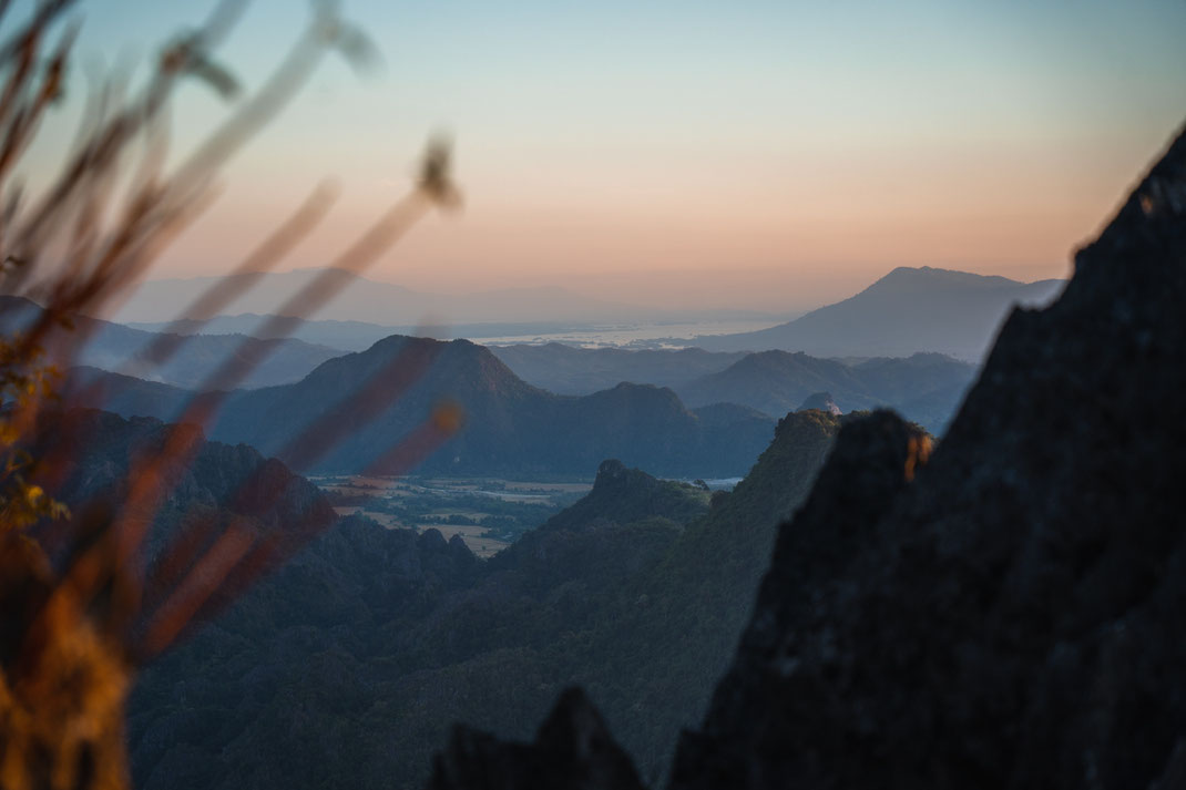 日落时分，万象附近的山脉全景。