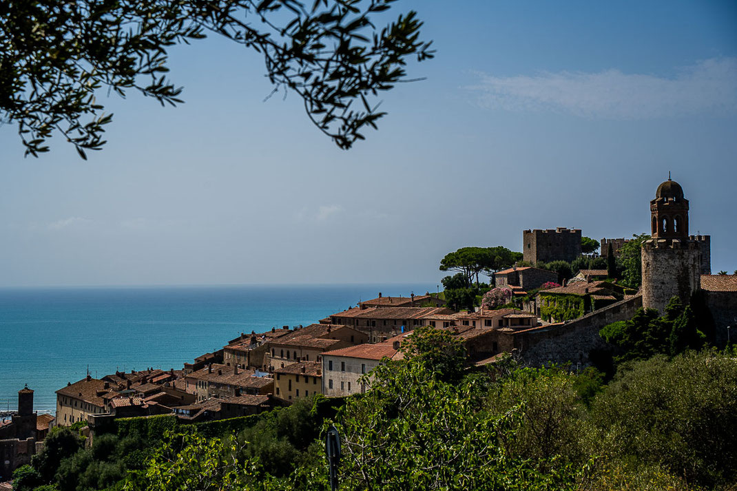 Blick auf die Burg und die umliegende Altstadt Castiglione della Pescaia.