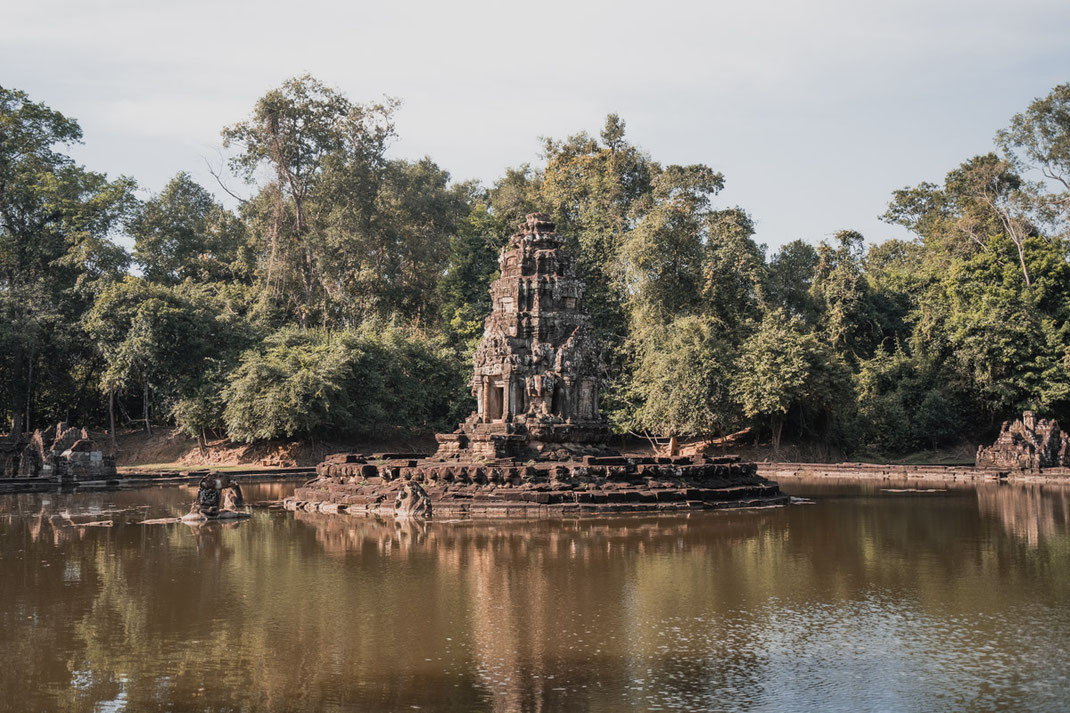 Un templo se encuentra en el agua cerca de Angkor.